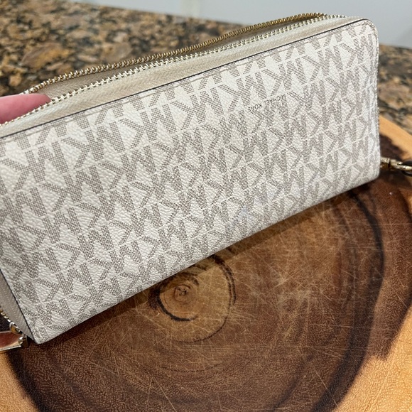 Michael Kors Abbey backpack and matching wallet - Picture 12 of 16